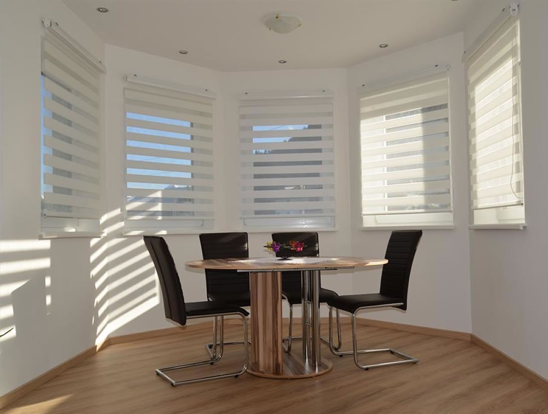 Esstisch im lichtdurchfluteten Erker