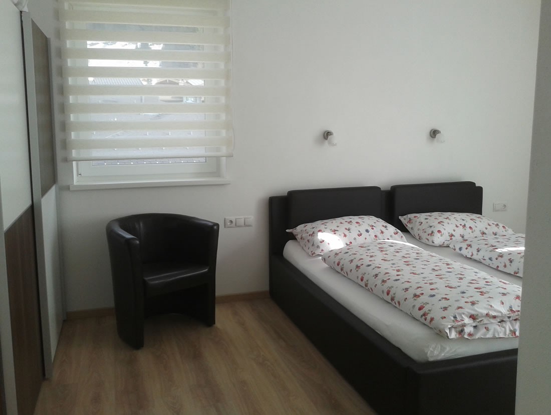 Schlafzimmer mit Doppelbett