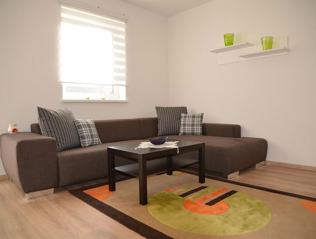 Großes Wohnzimmer mit Couch und Balkon